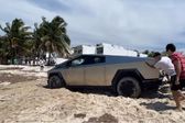 VIDEO: Cybertruck se queda atascada en playa de México