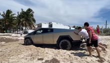 VIDEO: Cybertruck se queda atascada en playa de México