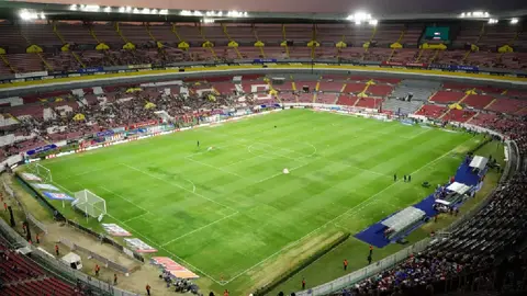 ¡Otra vez! Afición lanza pedazo de concreto hacia jugadores de Chivas en el Estadio Jalisco