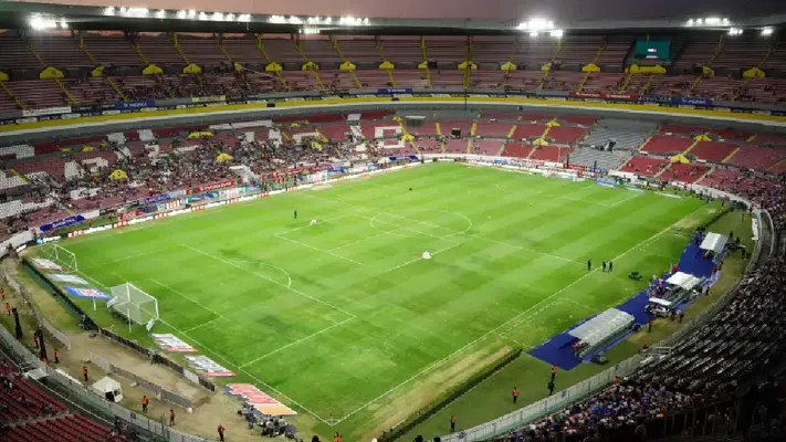 ¡Otra vez! Afición lanza pedazo de concreto hacia jugadores de Chivas en el Estadio Jalisco