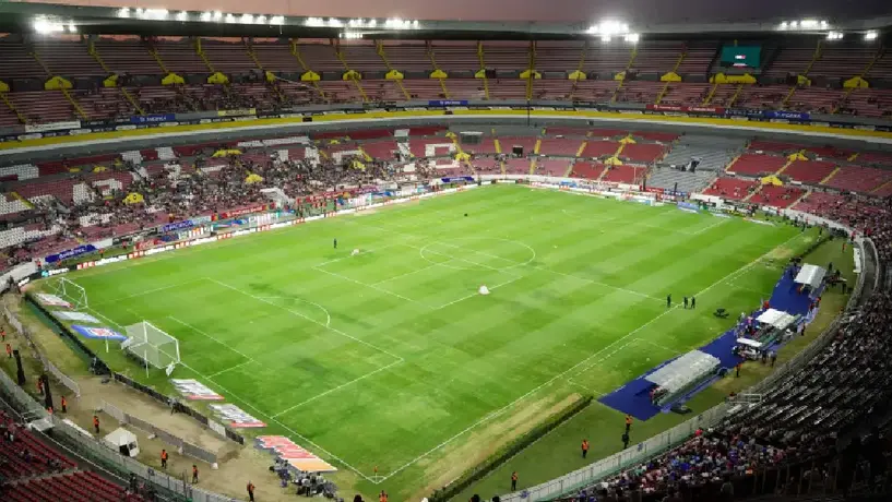 ¡Otra vez! Afición lanza pedazo de concreto hacia jugadores de Chivas en el Estadio Jalisco
