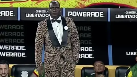 ¡La elegancia! Segundo Castillo vuelve a sorprender con su traje en Copa Libertadores