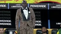 ¡La elegancia! Segundo Castillo vuelve a sorprender con su traje en Copa Libertadores