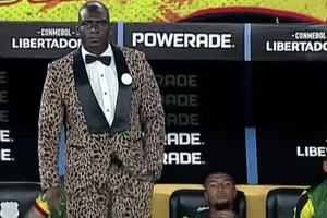 ¡La elegancia! Segundo Castillo vuelve a sorprender con su traje en Copa Libertadores