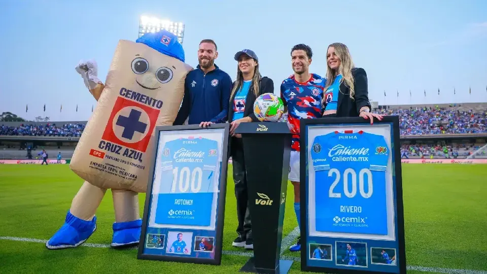Rodolfo Rotondi y Nacho Rivero reciben reconocimiento de Cruz Azul