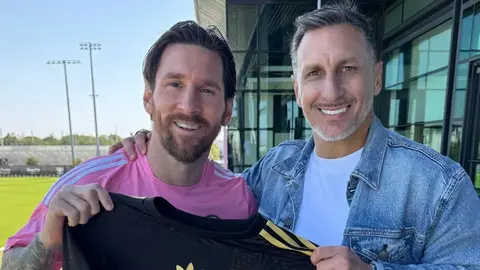Lionel Messi posa con la playera de la Selección Mexicana gracias a Chaco Giménez