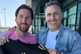 Lionel Messi posa con la playera de la Selección Mexicana gracias a Chaco Giménez