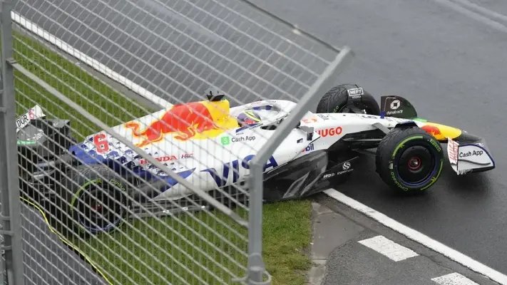 Isak Hadjar choca en la vuelta de formación del GP de Australia; fue su debut en F1