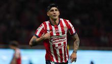 Alan Pulido se reencontró con el gol en su regreso con Chivas