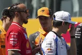 ¡No lo puede olvidar! Lewis Hamilton sufre incómodo momento en vivo recordando a Sebastian Vettel