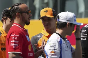 ¡No lo puede olvidar! Lewis Hamilton sufre incómodo momento en vivo recordando a Sebastian Vettel