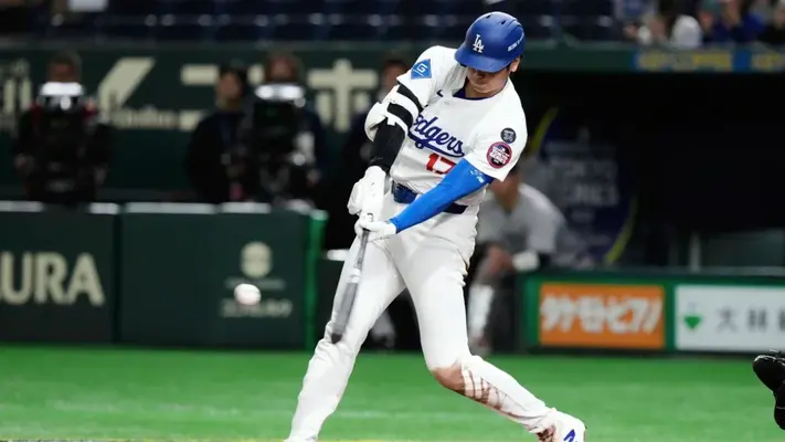 Shohei Ohtani conecta un largo jonrón en su regreso a Japón contra los Yomiuri Giants