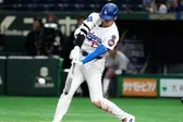 Shohei Ohtani conecta un largo jonrón en su regreso a Japón contra los Yomiuri Giants