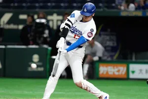 Shohei Ohtani conecta un largo jonrón en su regreso a Japón contra los Yomiuri Giants