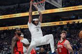 Anthony Davis brilla con Mavs antes de lesionarse; aficionados critican salida de Doncic