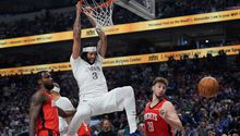 Anthony Davis brilla con Mavs antes de lesionarse; aficionados critican salida de Doncic