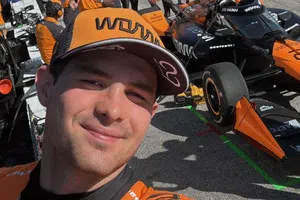 Pato O'Ward firma el pecho de un aficionado que le pidió su autógrafo