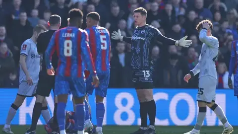 Liam Roberts, portero de Millwall que pateó en la cara a Mateta de Crystal Palace, recibirá dura sanción