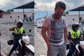 VIDEO: Ricardo Arjona casi recibe multa de tránsito por estacionarse mal mientras compraba dulces