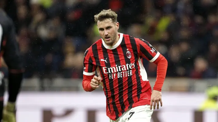 DT del Milan defiende a Santiago Giménez tras fallar penal