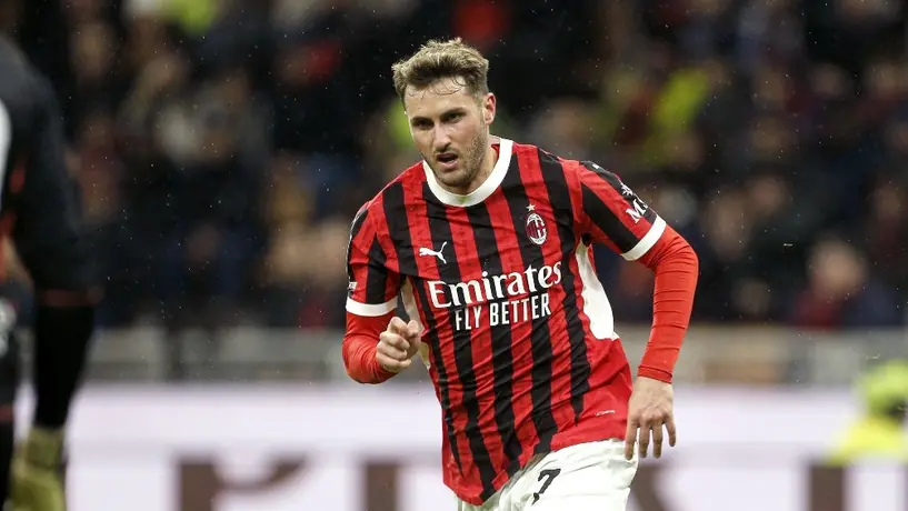 DT del Milan defiende a Santiago Giménez tras fallar penal