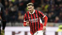 DT del Milan defiende a Santiago Giménez tras fallar penal