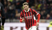 DT del Milan defiende a Santiago Giménez tras fallar penal