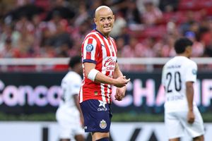 Chicharito Hernández arremete contra seguidor por comentario en redes sociales