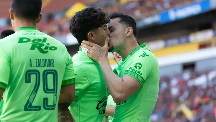 ¡Mucho amor! Denzell García y Guilherme Castilho protagonizan peculiar festejo