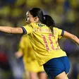 Scarlett Camberos presume el escudo del América a jugadoras de Chivas en partido amistoso