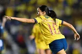 Scarlett Camberos presume el escudo del América a jugadoras de Chivas en partido amistoso