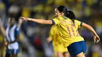 Scarlett Camberos presume el escudo del América a jugadoras de Chivas en partido amistoso