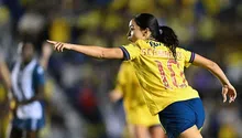 Scarlett Camberos presume el escudo del América a jugadoras de Chivas en partido amistoso