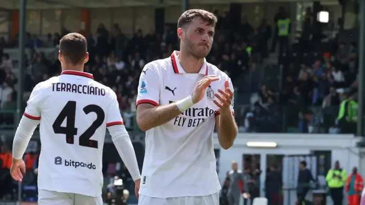 Santiago Giménez se reencuentra con gol en victoria de AC Milan ante Venezia