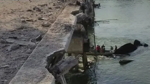 Rapiña en Tabasco: pobladores bucean para saquear tráiler que cayó al río Samaria