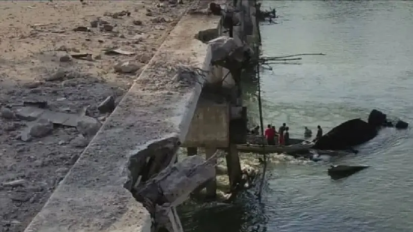Rapiña en Tabasco: pobladores bucean para saquear tráiler que cayó al río Samaria