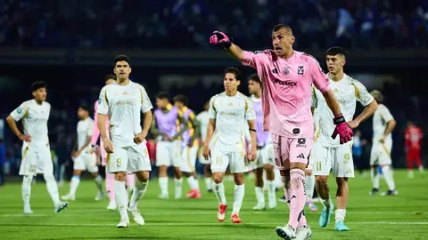 Nahuel Guzmán terminó molesto con los baloneros del partido contra Cruz Azul