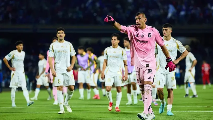 Nahuel Guzmán terminó molesto con los baloneros del partido contra Cruz Azul