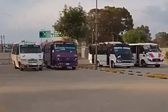 VIDEO: Microbuseros hacen arrancones en el estacionamiento del Estadio Cuauhtémoc