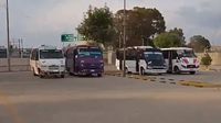 VIDEO: Microbuseros hacen arrancones en el estacionamiento del Estadio Cuauhtémoc