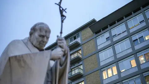 Papa Francisco: Pasa noche tranquila, aunque su estado de salud sigue siendo crítico
