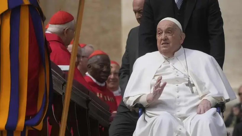 Papa Francisco aparece en el Vaticano para la misa de Domingo de Ramos