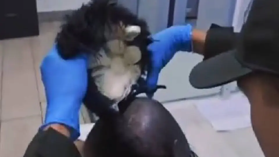 Capturan en el aeropuerto de Cartagena a un hombre con una “narcopeluca” con 400 dosis de droga