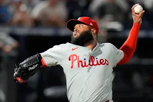 Filis suspenden al cerrador José Alvarado por 80 juegos por dopaje positivo