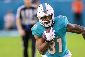 ¡Siguen los movimientos en la NFL! Raiders firma al corredor Raheem Mostert