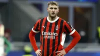 Santiago Giménez es banca con el AC Milan por tercer partido consecutivo