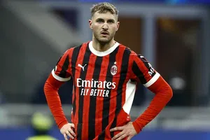 Santiago Giménez es banca con el AC Milan por tercer partido consecutivo