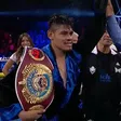 Emanuel 'Vaquero' Navarrete gana a Charly Suárez y retiene su título mundial