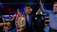 Emanuel 'Vaquero' Navarrete gana a Charly Suárez y retiene su título mundial