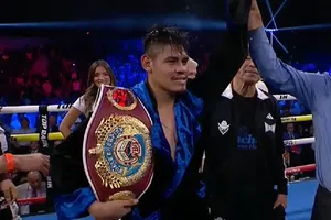 Emanuel 'Vaquero' Navarrete gana a Charly Suárez y retiene su título mundial